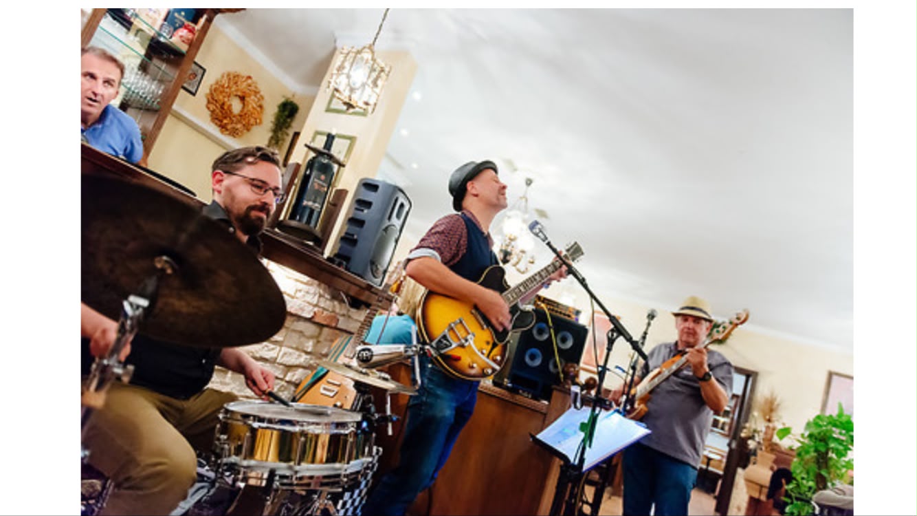 Mojo Tonic spielt live in einem Restaurant